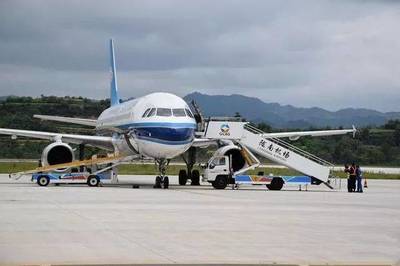 陇南机场中通快递秦州大樱桃航空货运专线顺利启航，助力航空商务服务新升级